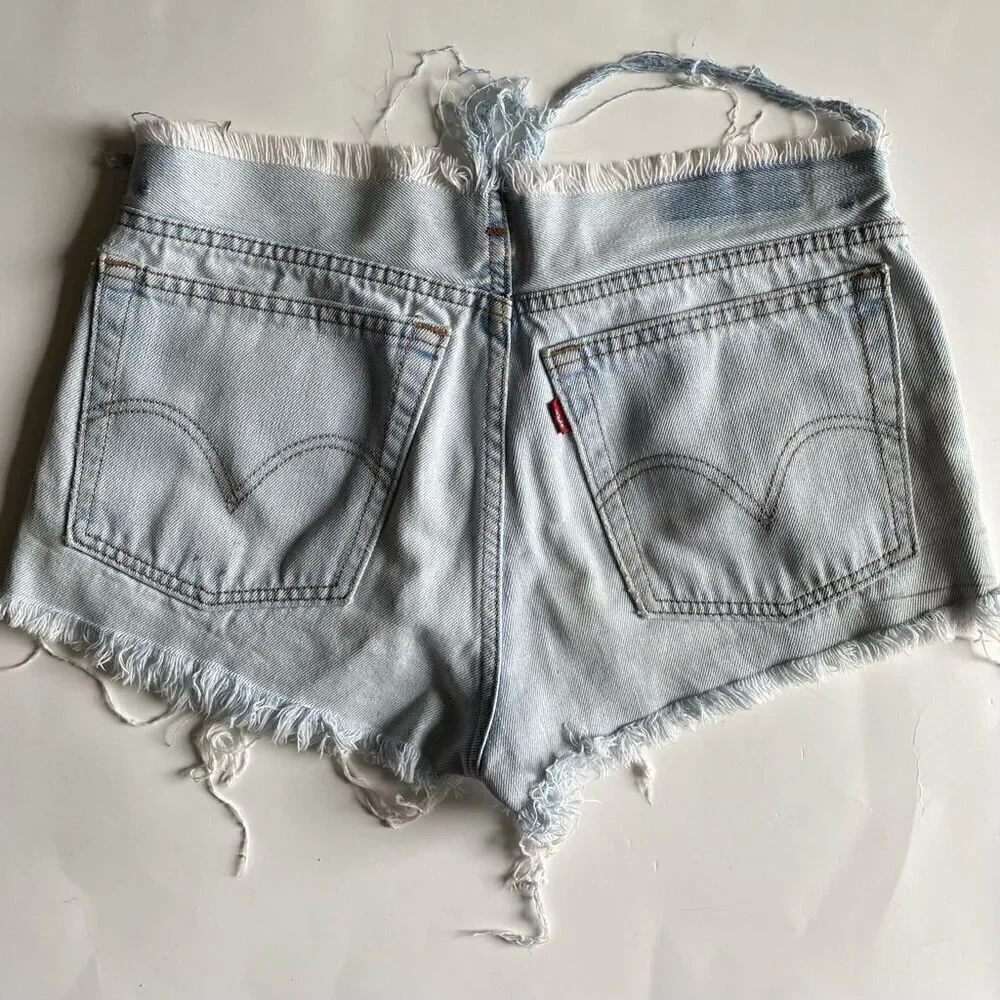 LEVI’S | high rise distressed light denim cut off jean shorts 28